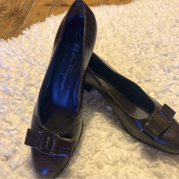 Salvatore Ferragamo Vara Bow Croc Embossed Leather Pumps - Picture 1 of 9